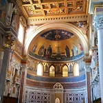 Large And Bright Amazing View Basilica San Giovanni In Laterano Roma
